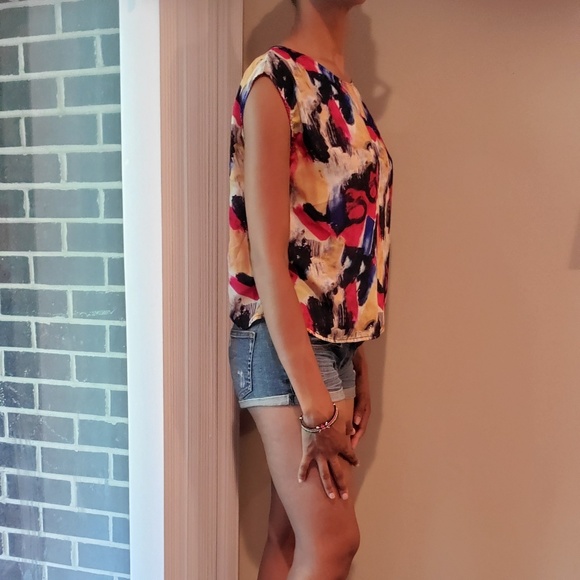 Sleeveless Patterned Print Blouse - Picture 2 of 5
